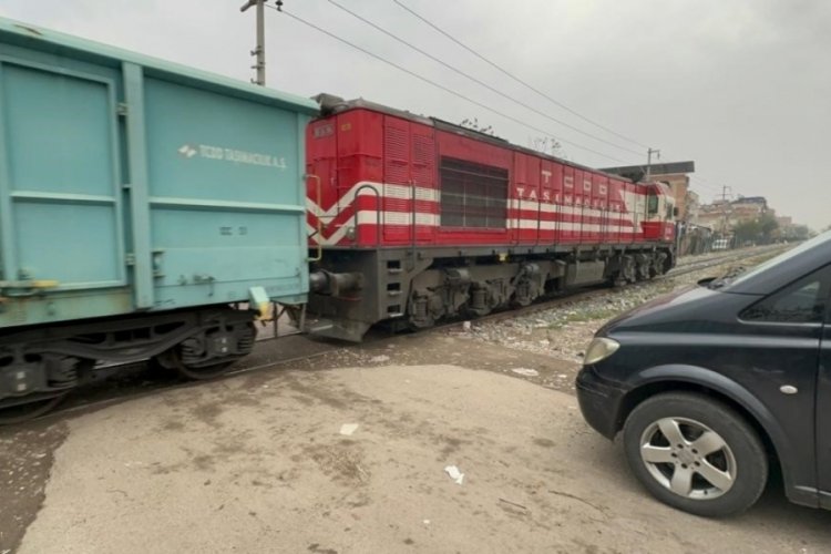 Diyarbakır'da tren hafif ticari araca &ccedil;arptı!