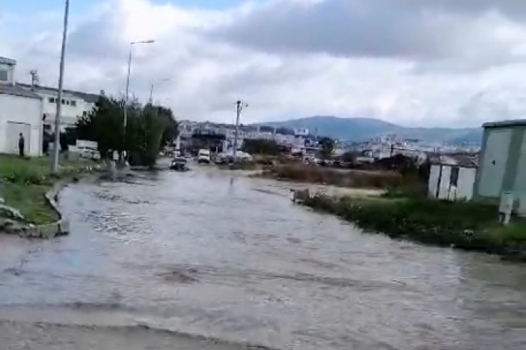 Bursa Nil&uuml;fer'de şiddetli yağışlar yolları sular altında bıraktı