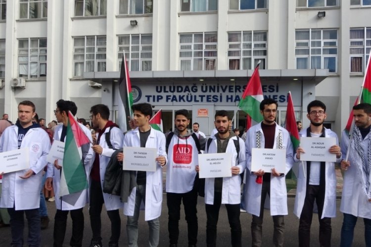 Bursa'da doktorlar ve tıp &ouml;ğrencileri Gazze'deki hastane katliamına isyan etti