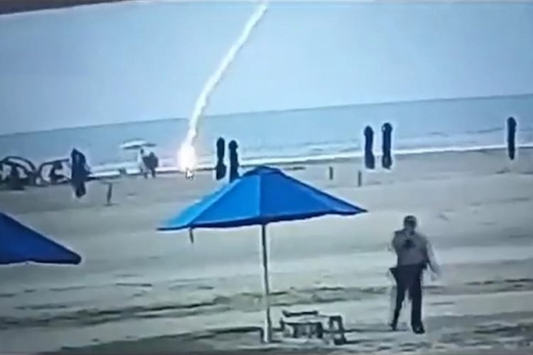 Plajda g&uuml;neşlenen gen&ccedil; kadın yıldırım &ccedil;arpması sonucu &ouml;ld&uuml;