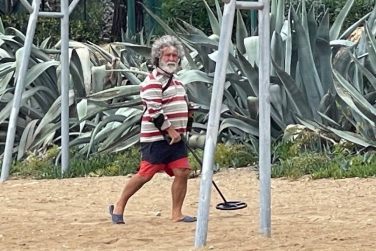 Antalya'da plaj define avcılarına kaldı! Ne bulursak k&acirc;r