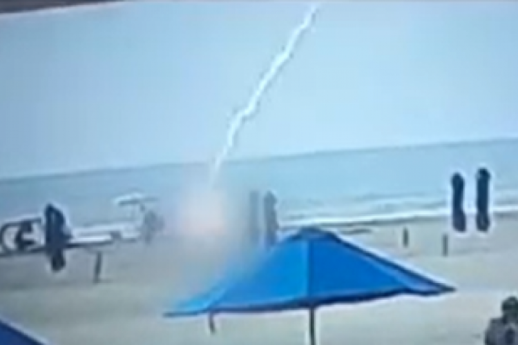 Plajda y&uuml;r&uuml;yen kadının &uuml;st&uuml;ne yıldırım d&uuml;şt&uuml;