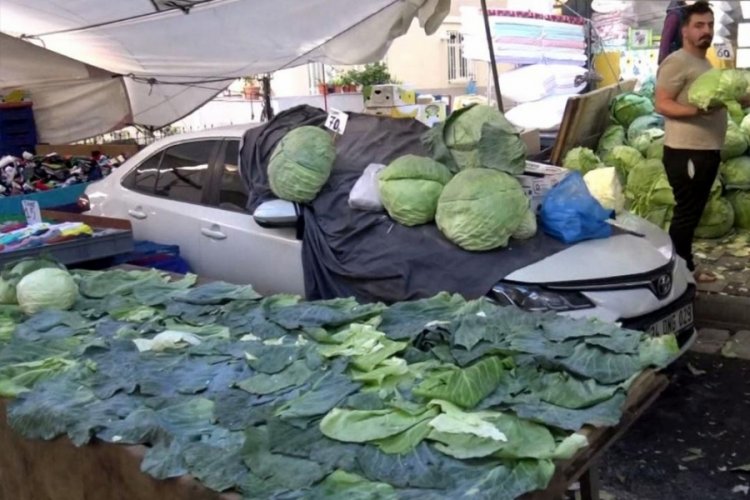 İstanbul'da pazar yerine bırakılan otomobil lahana tezgahı oldu