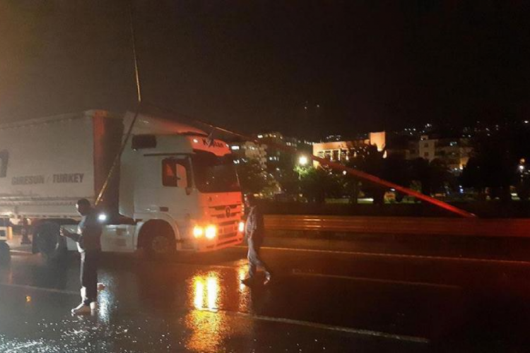 Trabzon'da aydınlatma direği yola devrildi