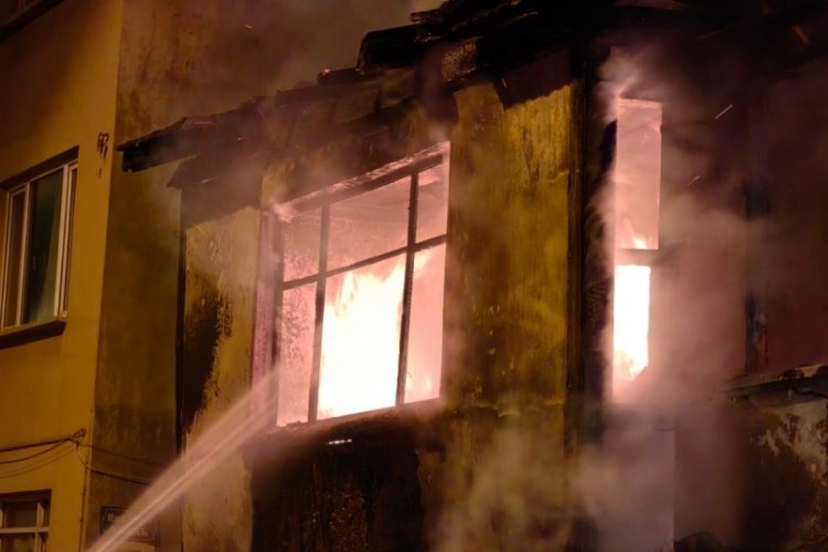 Bursa'da devrilen ısıtıcı evi k&uuml;le &ccedil;evirdi!