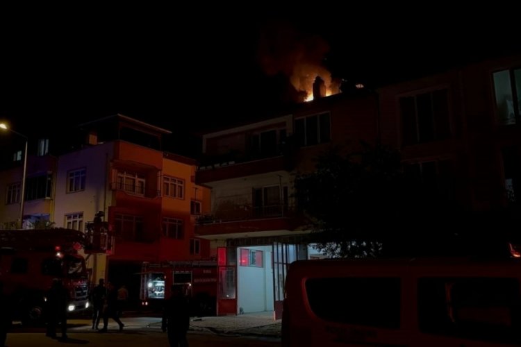 Bursa'da 3 katlı binada korkutan yangın!