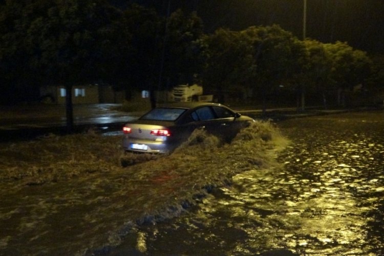 Adıyaman'da cadde ve sokaklar g&ouml;le d&ouml;nd&uuml;
