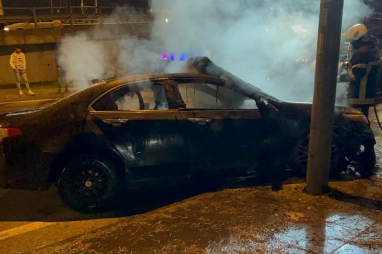 Kayseri'de kaldırıma &ccedil;arpan otomobil alev aldı