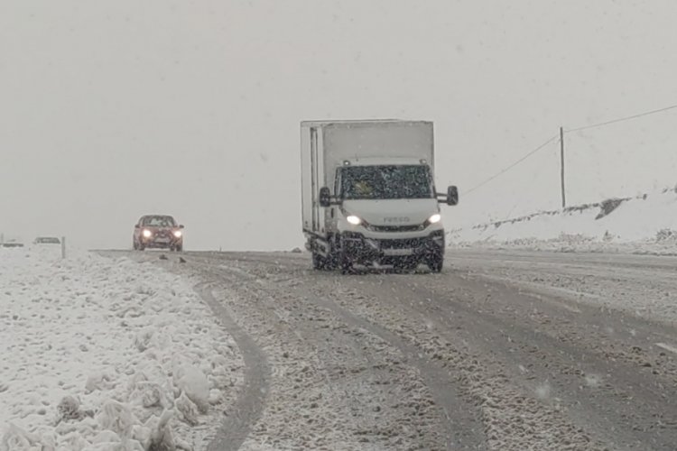 Van'da kar yağışı s&uuml;r&uuml;c&uuml;lere zor anlar yaşattı