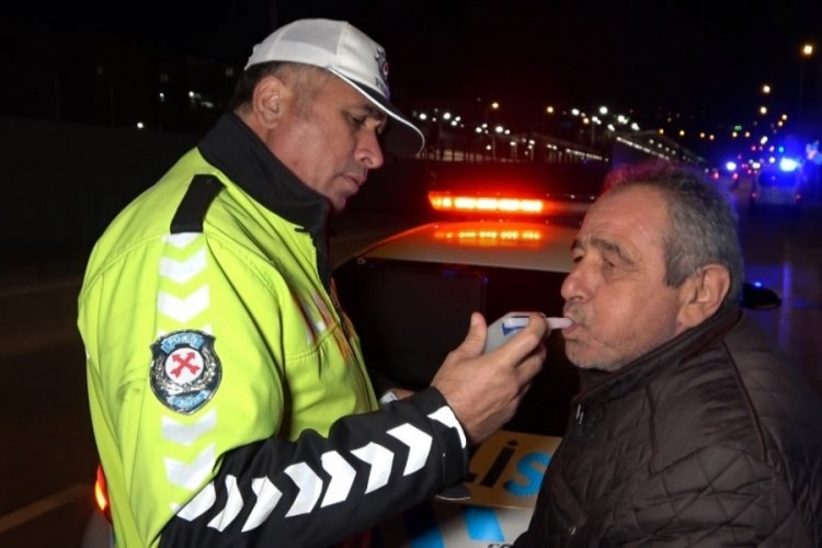 Bursa'da şok g&ouml;r&uuml;nt&uuml;ler! Alkol&uuml; s&uuml;r&uuml;c&uuml; ceza almamak i&ccedil;in şof&ouml;r koltuğuna arkadaşını ge&ccedil;irdi