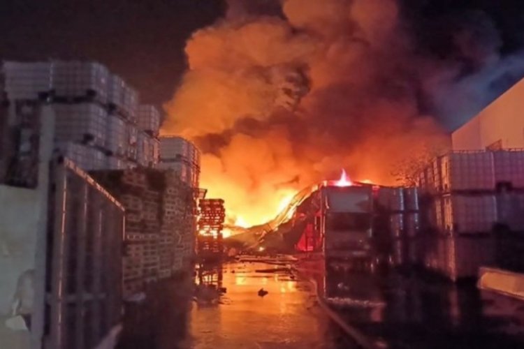 İstanbul'da fabrika deposunda &ccedil;ıkan yangın 3 saatlik &ccedil;alışma ile kontrol altına alındı