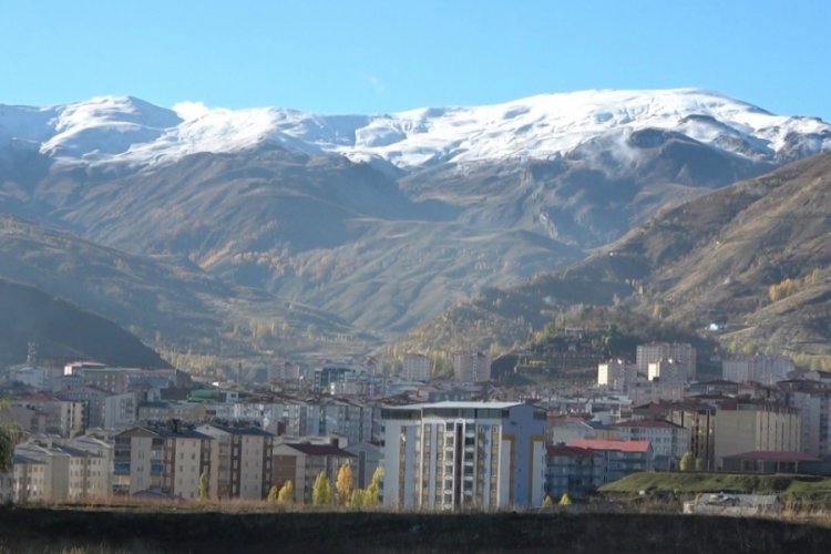 Muş'un y&uuml;ksek kesimleri beyaz &ouml;rt&uuml; ile kaplandı