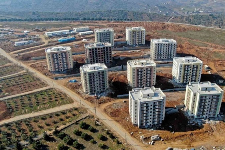Deprem mağduru yerinde d&ouml;n&uuml;ş&uuml;mle yeni ev inşa ediyor