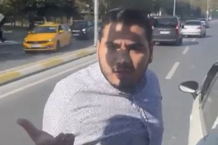 İstanbul'da İETT otob&uuml;s&uuml;n&uuml;n &ouml;n&uuml;n&uuml; kesen s&uuml;r&uuml;c&uuml;ye yolcular tepki g&ouml;sterdi