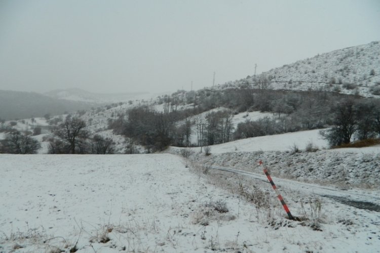 Ardahan'da Posof  kar yağışı ile beyaza b&uuml;r&uuml;nd&uuml;