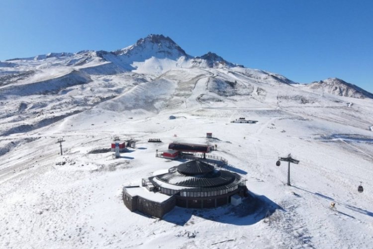 Erciyes Kayak Merkezi'nde kar yağışı etkili oldu