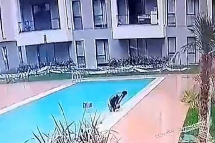 Bursa'da kurye, teslimat i&ccedil;in gittiği sitede havuza d&uuml;şt&uuml;