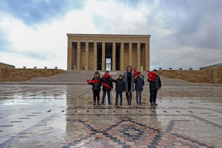 Iğdır'da Anıtkabir'de tutulan Ata'ya saygı n&ouml;betini canlandıran &ouml;ğrenciler Ankara'da