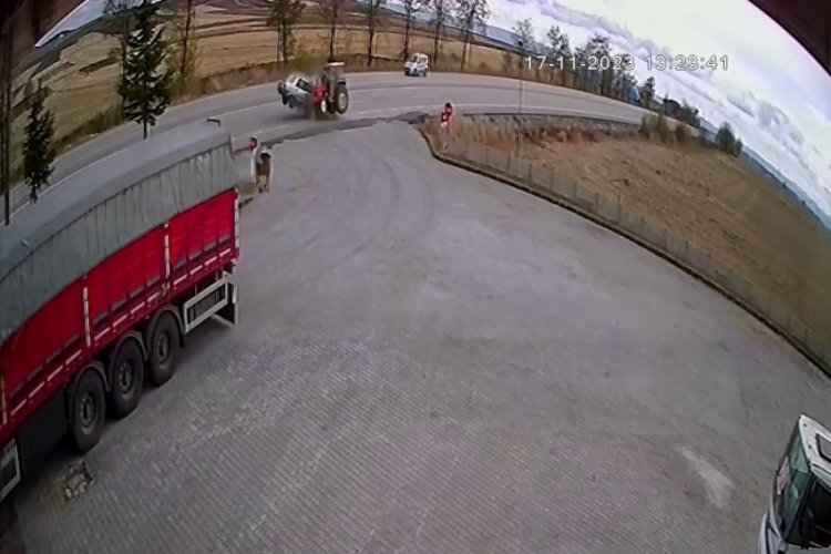 &Ccedil;orum'daki trafik kazası g&uuml;venlik kamerasında