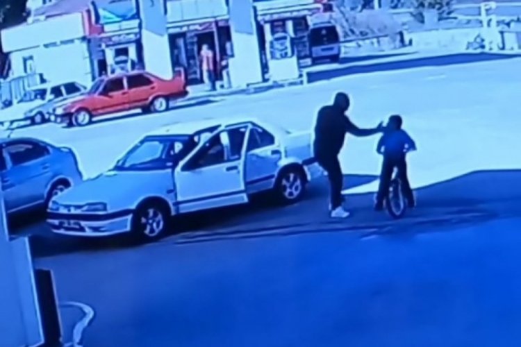 Kırşehir'de bisikletiyle aracına &ccedil;arpan &ccedil;ocuğa tokat attı!