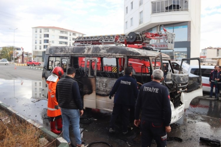 Iğdır'da seyir halindeki ara&ccedil; alev alev yandı