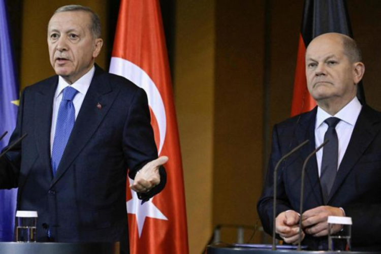 Hande Fırat, Almanya'daki basın toplantısında yaşananları anlattı