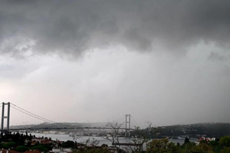 İstanbul'a meteorolojik uyarı: K&ouml;pr&uuml;lerde ara&ccedil; devrilmeleri olabilir!