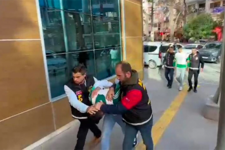 İzmir'de d&uuml;ğ&uuml;nde 1 &ccedil;ocuğun &ouml;l&uuml;m&uuml;ne neden olan zanlı tutuklandı
