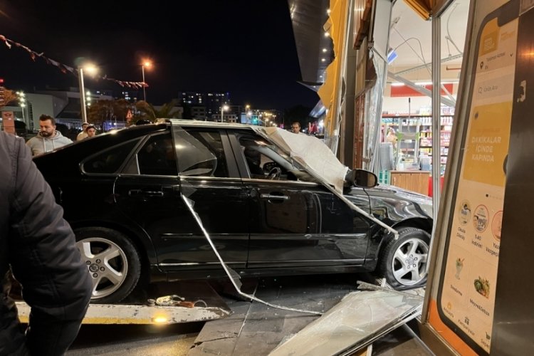 İstanbul'da hızını alamayan otomobil markete daldı!