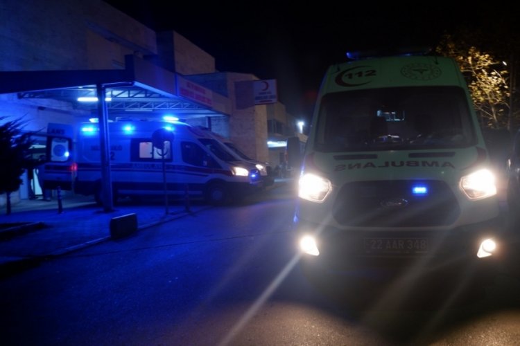 Edirne'de motosiklet ile panelvan ara&ccedil; &ccedil;arpıştı: 2 kişi hayatını kaybetti