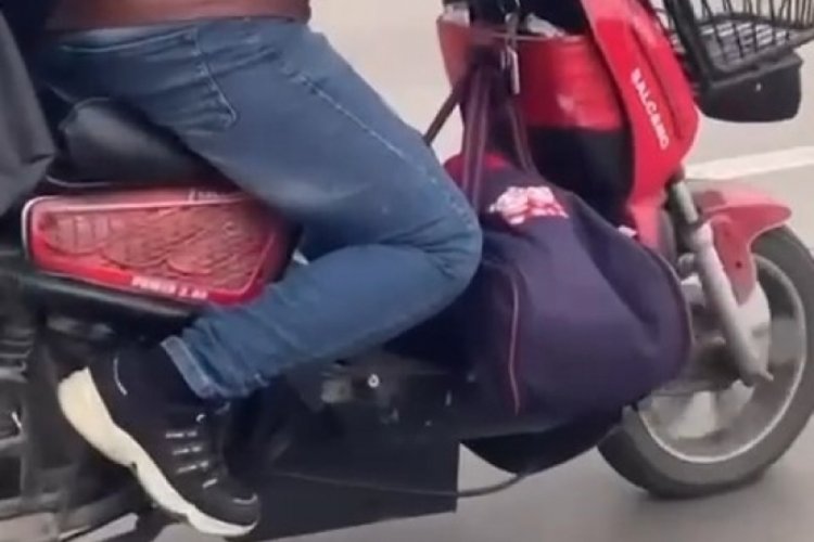 Bursa'da bir baba motosikletin &ouml;n&uuml;ne bebeğini koyup kilometrelerce ilerledi