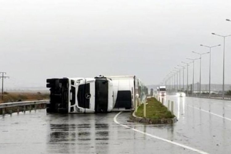 Edirne'de r&uuml;zgar TIR devirdi