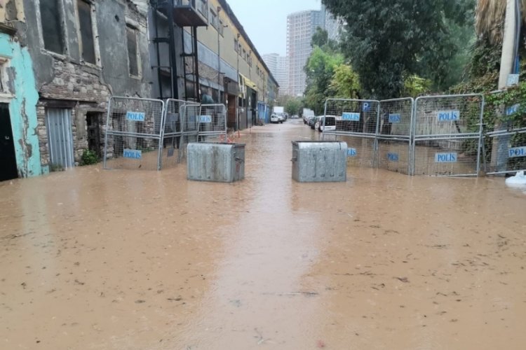 İzmir'i fırtına vurdu!