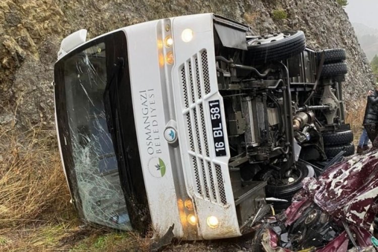 Bursa'da taziye yakınlarını taşıyan otob&uuml;s otomobille &ccedil;arpıştı! &Ouml;l&uuml; ve yaralılar var