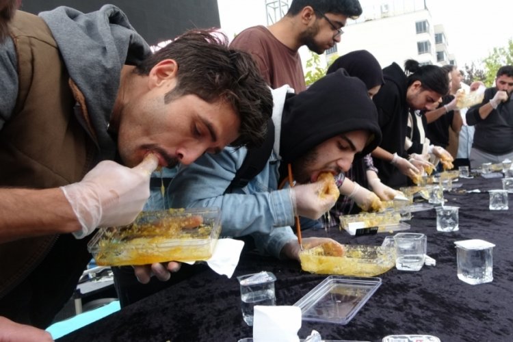 Bing&ouml;l'de 2,5 dakikada 750 gram balı yemek i&ccedil;in yarıştılar