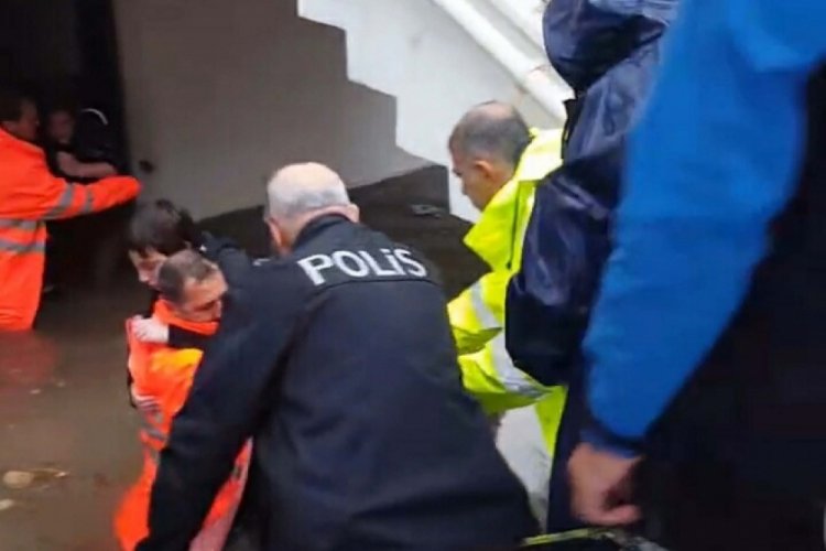 Balıkesir'de su basan bodrum katta mahsur kalan aileyi itfaiye kurtardı