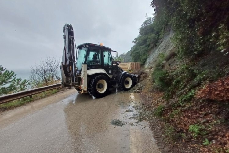 Yoğun yağıştan kaynaklanan toprak kaymasına Mudanya Belediyesi'nden m&uuml;dahale
