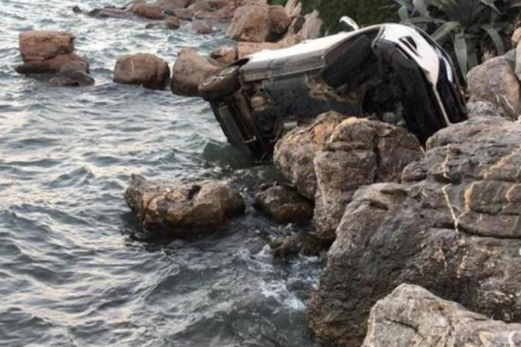 Muğla'da otomobil denize u&ccedil;tu!