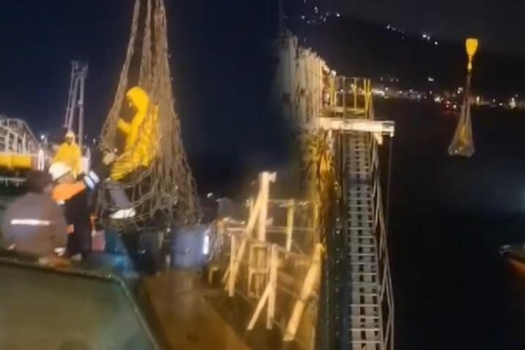 Yaralı gemi personelini kurtarma operasyonu d&uuml;zenlendi