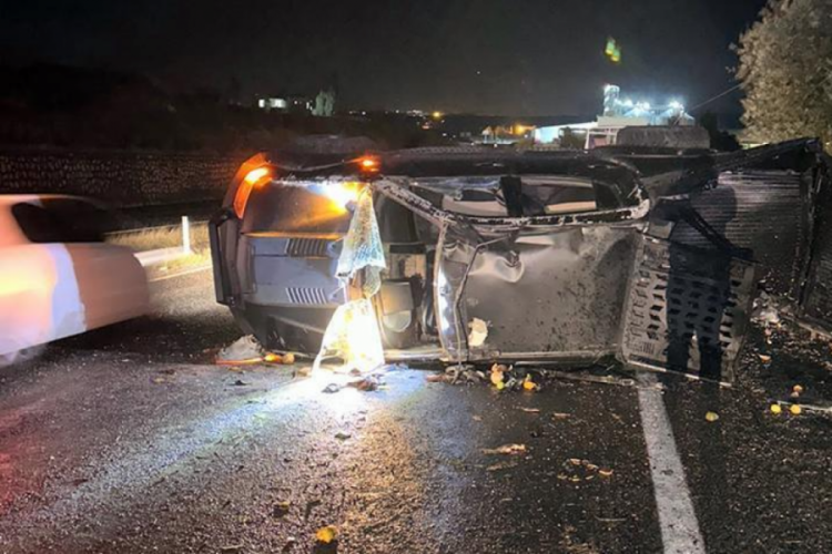 Diyarbakır'da 2 kamyonet &ccedil;arpıştı! 3'&uuml; &ccedil;ocuk 7 kişi yaralandı