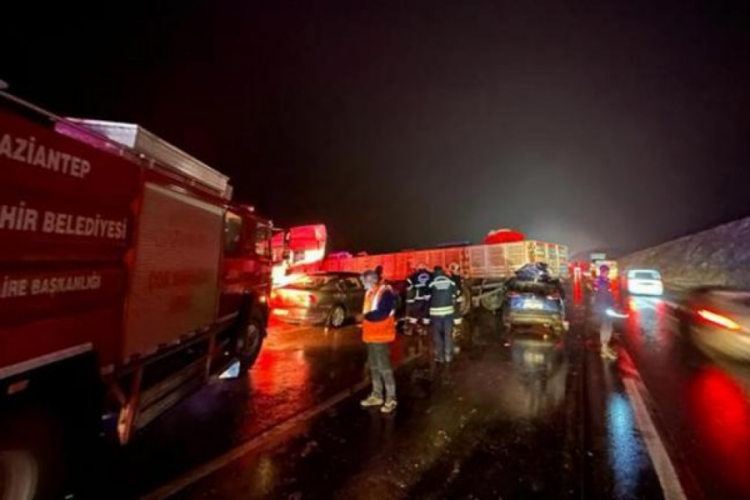 Gaziantep'te otomobil TIR'ın altına girdi!