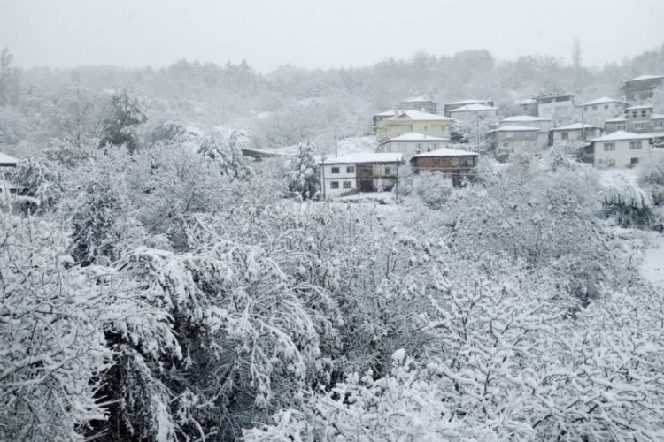 Bursa'nın Orhaneli il&ccedil;esine mevsimin ilk karı yağdı