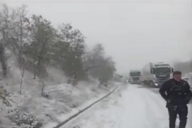 Bursa İneg&ouml;l'de yol kapandı! Ara&ccedil;lar mahsur&nbsp;kaldı