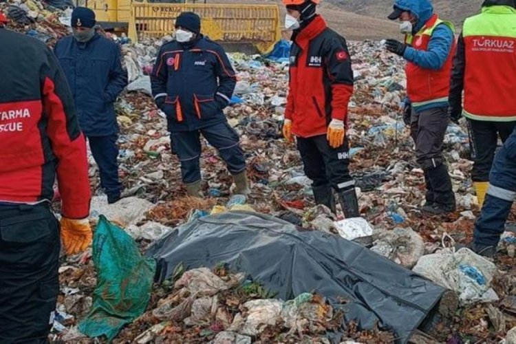 &Ccedil;&ouml;p yığınının altında kalan belediye iş&ccedil;isinden acı haber!