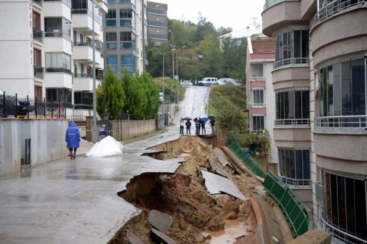 Bursa'da &ccedil;&ouml;ken yol, yağıştan sonra yeniden yapılacak