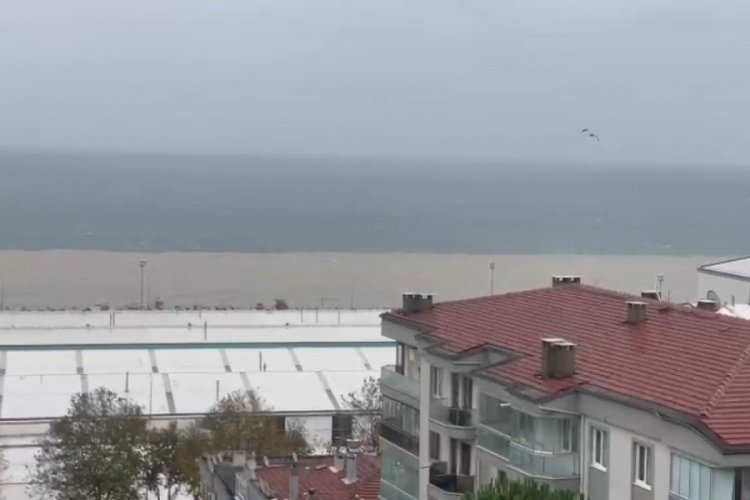 Bursa'da etkili olan lodos ve fırtına ortalığı birbirine kattı
