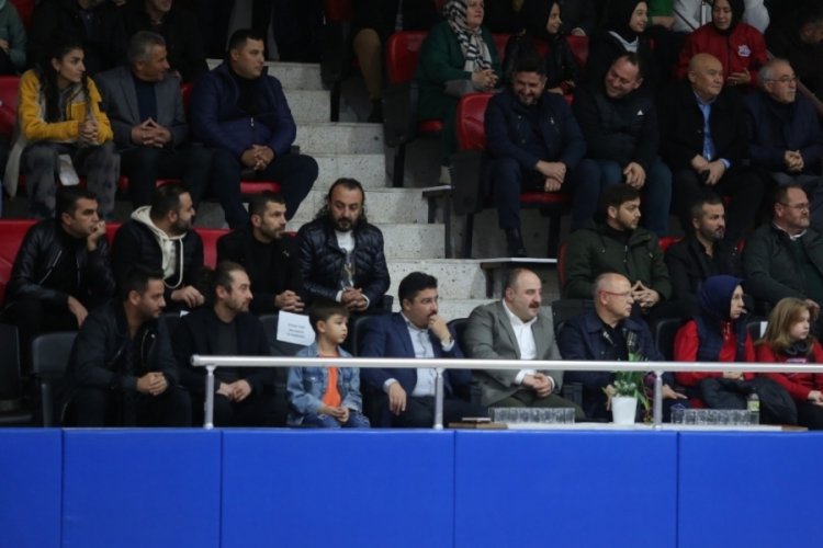 Poyrazın Kızları ilkyarının son ma&ccedil;ında Yenimahalle Belediyespor'a mağlup oldu