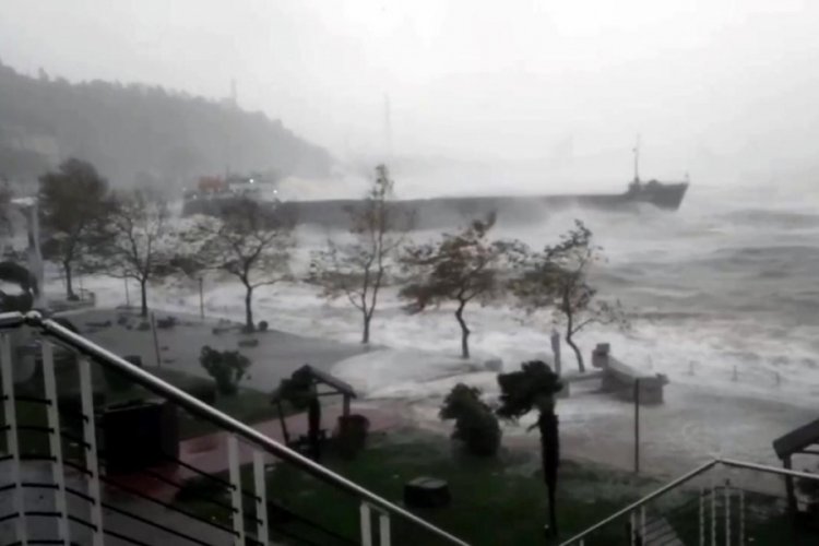 Zonguldak'ta y&uuml;k gemisi karaya oturdu!
