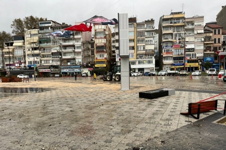 Bursa B&uuml;y&uuml;kşehir'den fırtına mesaisi