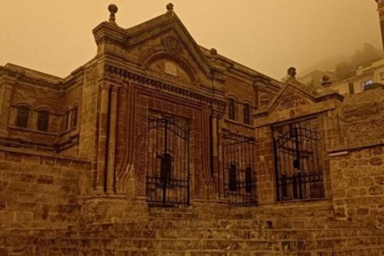 Mardin'de  fırtına ve toz taşınımı etkili oldu! Her yer kızıla b&uuml;r&uuml;nd&uuml;